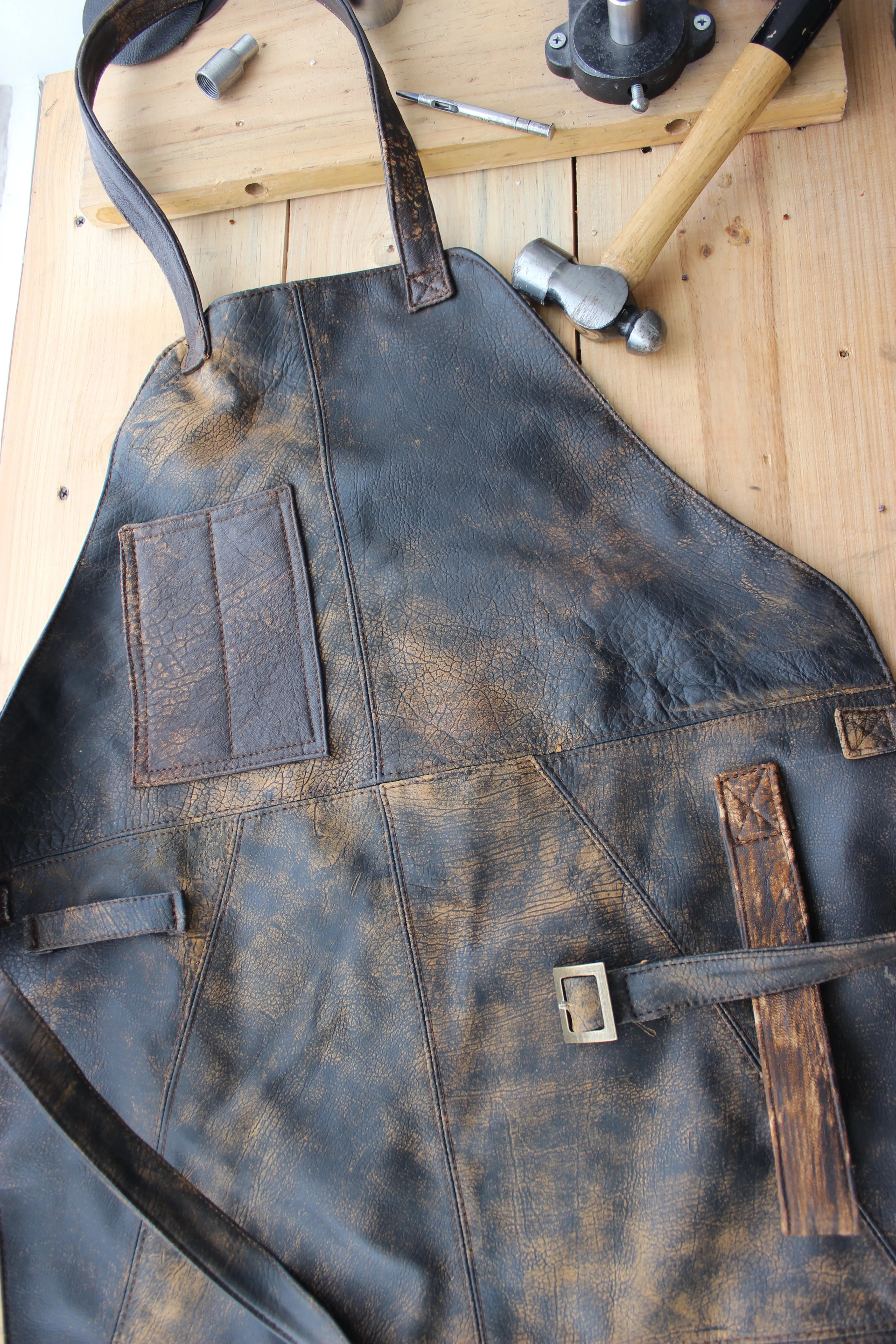 MATEUS Leather Apron ULTRA Distressed Brown - Custom-Made Personalized Name Initials